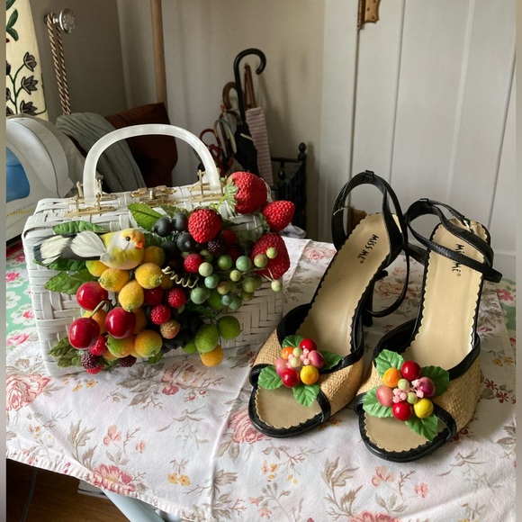Fun Set - Vintage Fruit millinery purse with tropical sandals - SZ 8 - Picture 1 of 9